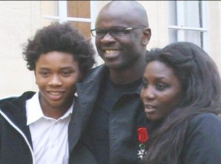 Exclu video : Lilian Thuram, élevé au grade d'Officier de la Légion d'honneur, apparaît souriant et détendu sur le perron de l'Elysée... mais sans Karine Lemarchand  !