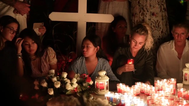 Vidéo : Exclu Public : Accompagnées de Laeticia, Jade et Joy au bout du rouleau sur la tombe de Johnny Hallyday !