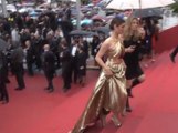 Exclu video : Cannes 2012 : Bérénice Marlohe : une montée des marches lumineuse pour la nouvelle James Bond Girl !