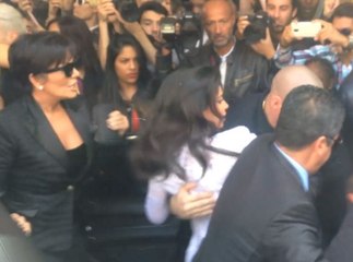 Exclu Vidéo : Kim Kardashian : grosse frayeur... Un individu se jette sur elle au défilé Balmain !