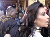 Exclu Vidéo : Trop de bousculades, Kim Kardashian sous tension en arrivant au défilé Balmain !