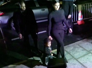 Exclu Vidéo : North West : pas fatiguée après le show Balenciaga, elle fait son défilé pour rentrer à l'hôtel !