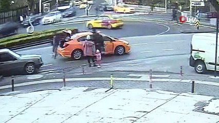 Yine taksici yine olay... Taksicini yolcusu olan karı koca ile kavgası kameralara yansıdı