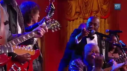 Public Buzz : Barack Obama a trouvé un nouveau poste de président !