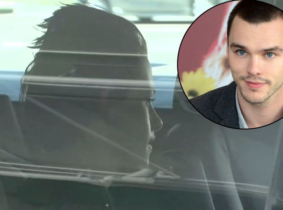 Exclu Vidéo :  Les photographes de plus en plus intrigués par Kristen Stewart ! Est-elle avec l'acteur Nicolas Hoult ?