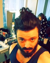 Vidéo : Kev Adams ne ressemble plus du tout à ça !