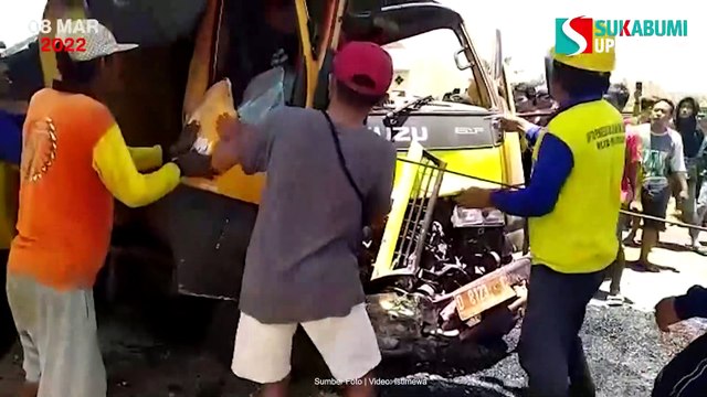 Pecah Ban, Truk Muatan Aspal Tabrak Gerbang Sekolah di Ciracap Sukabumi