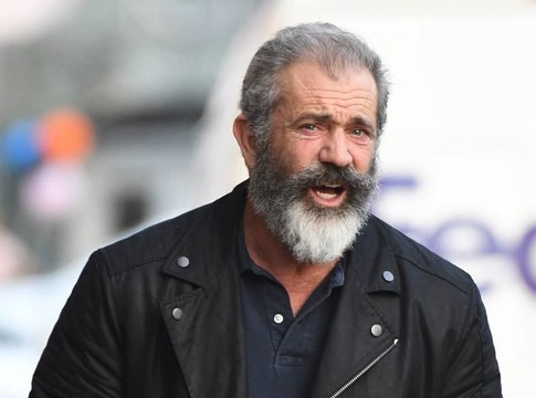 Public Buzz : Un fan rase la barbe de Mel Gibson en pleine rue