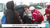 Voluntarios ayudan a evacuar civiles de la bombardeada ciudad ucraniana de Irpin