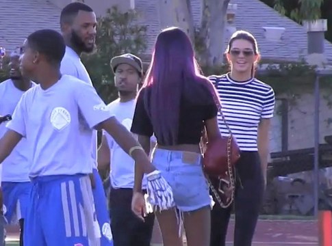 Exclu vidéo : Kendall Jenner : ultra complice avec le rappeur The Game lors du Charity Football Game !
