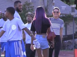 Exclu vidéo : Kendall Jenner : ultra complice avec le rappeur The Game lors du "Charity Football Game" !
