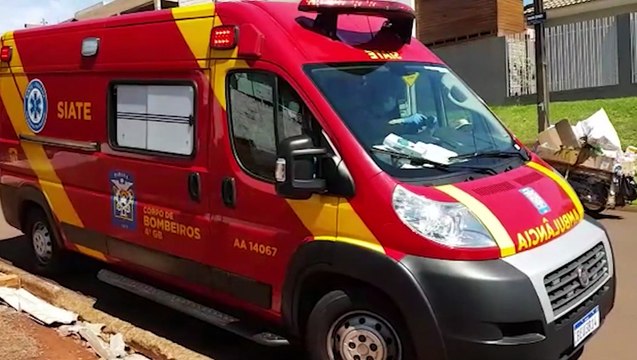 Homem é atingido pela tampa do porta-malas e precisa ser socorrido pelo Siate