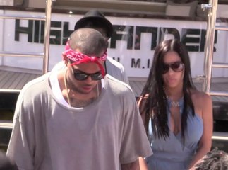 Exclu vidéo : Chris Brown : il invite une belle inconnue sur son yacht !