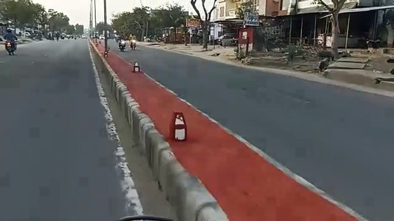 रंग-रोगन के बाद चमकने लगे डिवाइडर