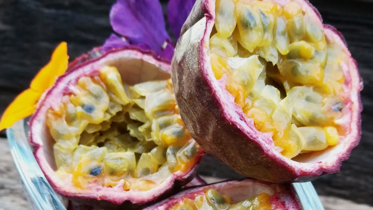 So schmecken Passionsfrüchte am besten und so isst man sie