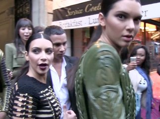Exclu Vidéo : Kim K. et Kendall... Les soldats fashion d'Olivier Rousteing font le show pour se rendre à la soirée Vogue !