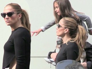 Exclu Vidéo : Jennifer Lopez en mode Shopping avec sa famille à Paris !