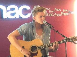 Exclu video: Cody Simpson en showcase rend les adolescentes folles
