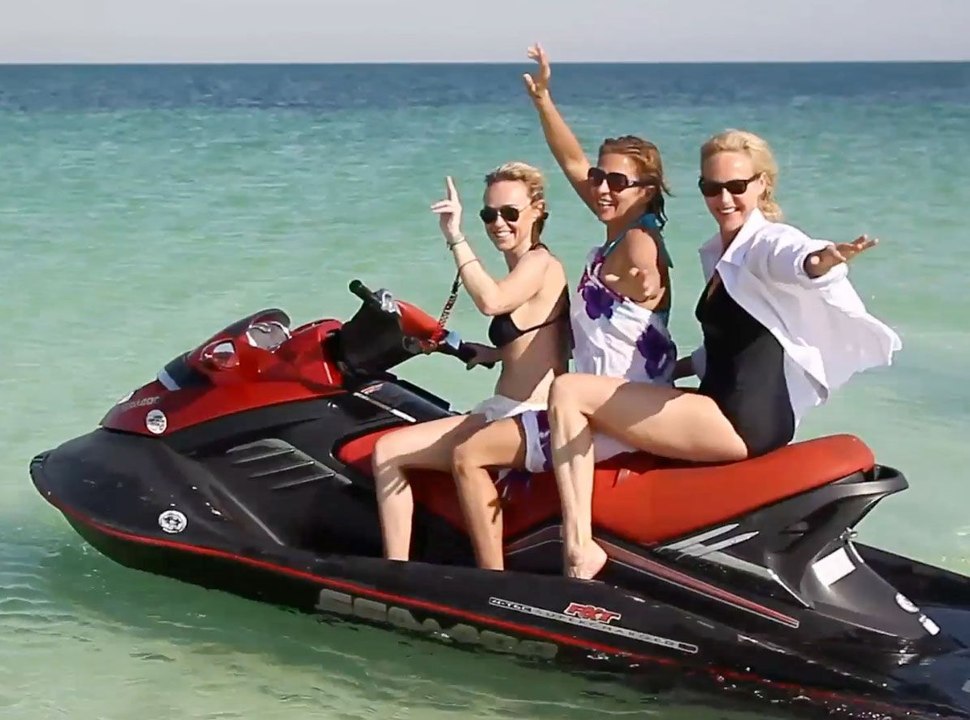 Exclu Vidéo : Les vacances sea and sun de Cécile de Ménibus avec ses copines !