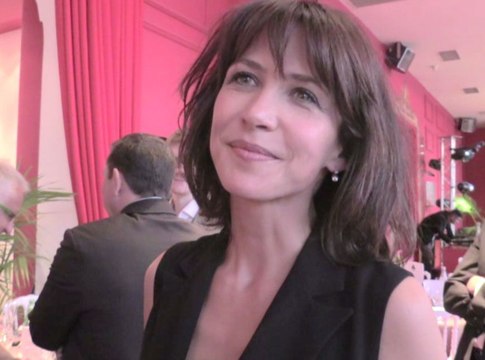 Exclu Vidéo : Sophie Marceau, une actrice romantique, qui répond à nos questions : L'amour c'est le meilleur moyen de s'exprimer !
