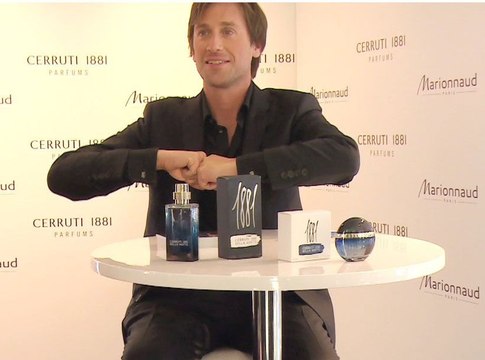 Exclu Vidéo : Thomas Dutronc : l'égérie Cerruti a charmé son monde lors d'une séance de dédicaces enivrante !