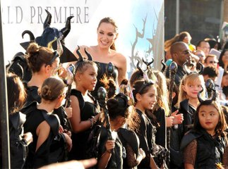 Exclu vidéo : Angelina Jolie et Brad Pitt à la première mondiale de "Maléfique" !