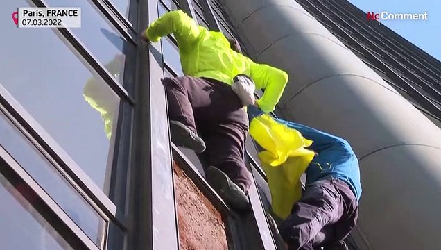 Escalada de arranha-céus em Paris numa demonstração de apoio à Ucrânia