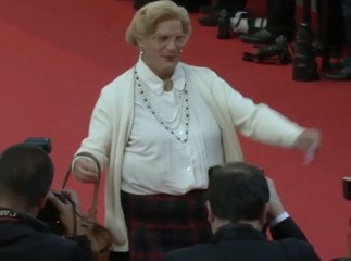 Exclu Vidéo : Madame Doubtfire pour donner du fun à cette dernière montée des marches à Cannes !