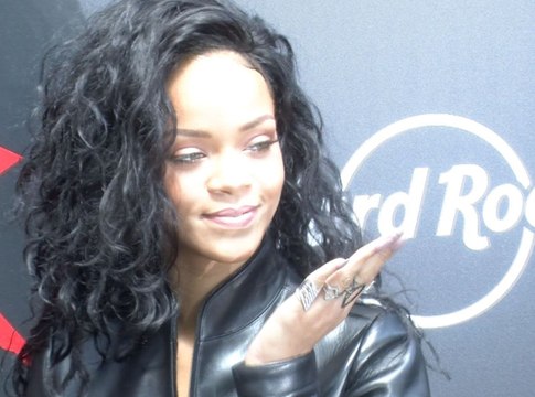 Exclu Vidéo : La course poursuite de Rihanna à Paris continue... Cette fois elle met le feu au Hard Rock café !