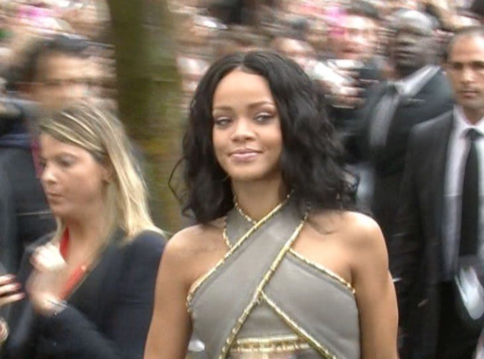 Exclu vidéo : Rihanna à Sephora sur les Champs-Élysées... Quelle folle histoire !
