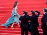 Exclu vidéo : Elsa Zylberstein monte les marches du festival de Cannes ! So sexy !