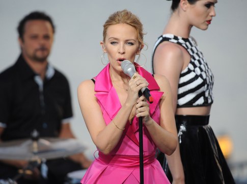 Exclu vidéo : Kylie Minogue change trois fois de tenue pour le Grand Journal !