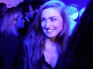 Exclu vidéo : Julie Gayet : première fan de Cécile Cassel, elle s'éclate à son showcase !