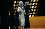 Kelly Clarkson pays tribute to Dolly Parton at ACMs