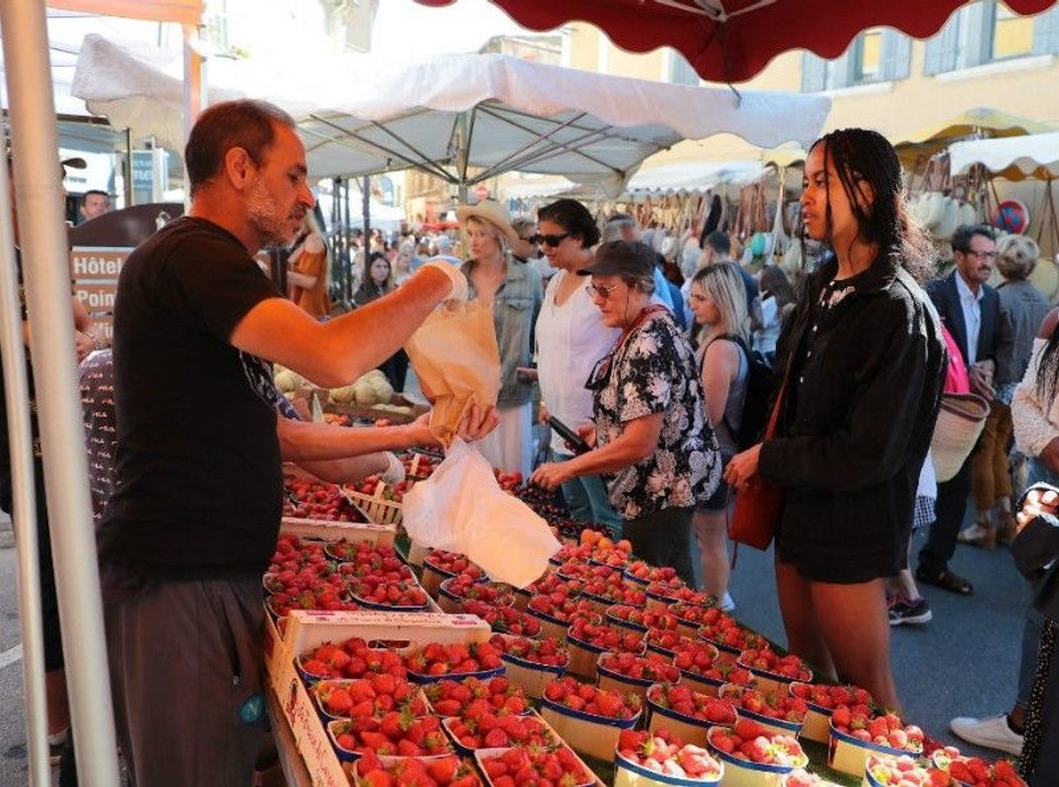 Les filles Obama s'offrent une sortie sur le marché de l'Isle-sur-la-Sorgue