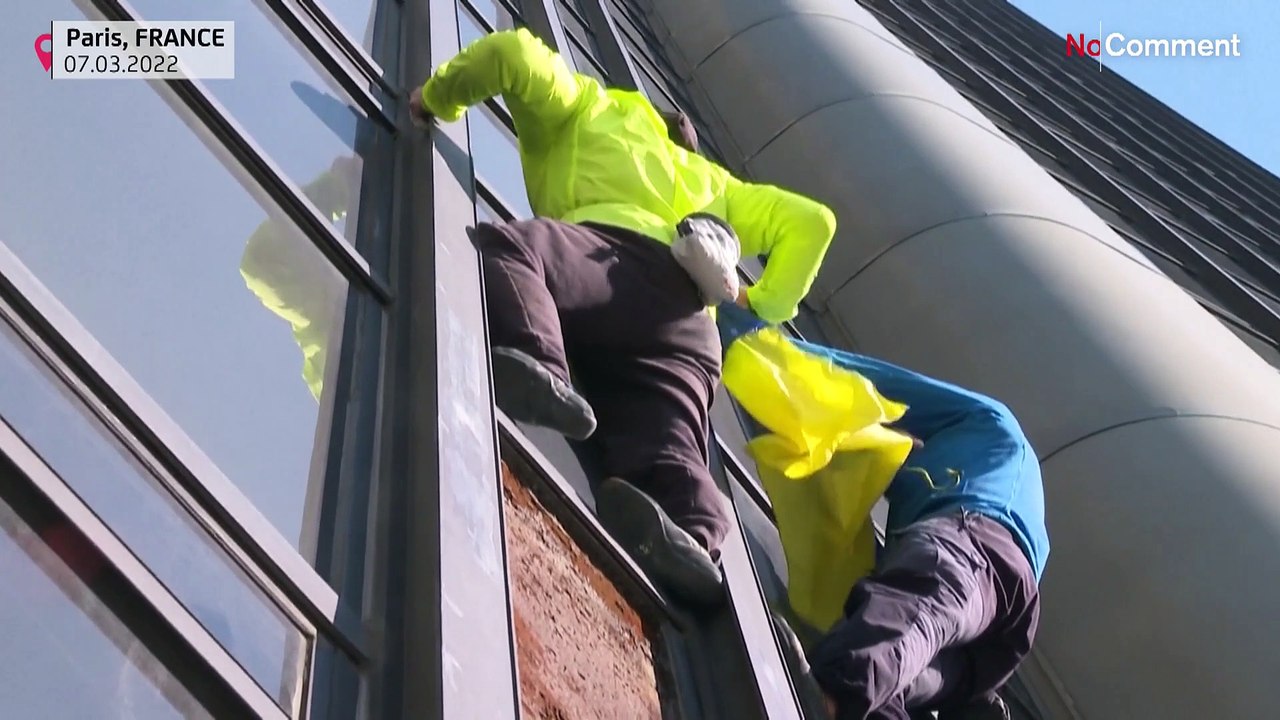 Kletterer bringen ukrainische Flagge auf Pariser Wolkenkratzer