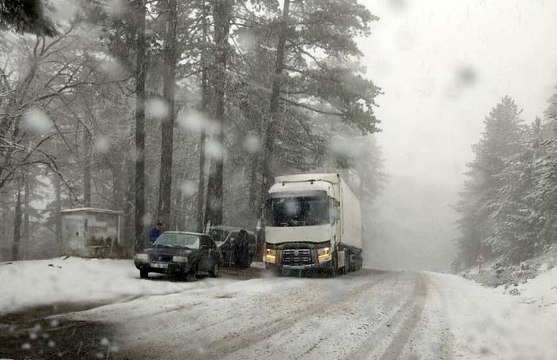 Kazdağları'nda aniden bastıran kar sürücülere zor anlar yaşattı
