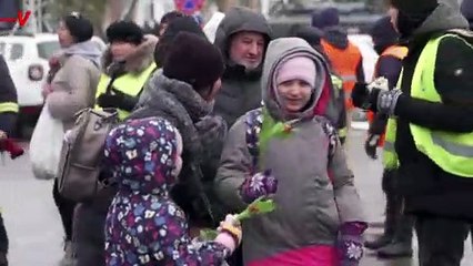 Ukrainian Female Refugees Are Showered With Flowers on Women’s Day