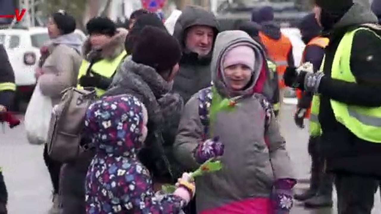 Ukrainian Female Refugees Are Showered With Flowers on Women’s Day