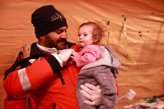 Ukrayna-Romanya sınırındaki UMKE ekipleri minik bebeği tedavi etti