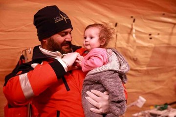 Ukrayna-Romanya sınırındaki UMKE ekipleri minik bebeği tedavi etti