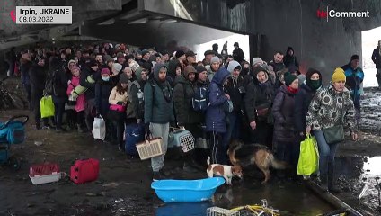 Guerre en Ukraine : les habitants de la ville d'Irpin fuient les bombardements russes