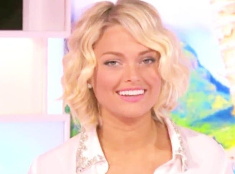 Public Zap : la première journée de Caroline Receveur en tant que présentatrice du Mag : In ou out ?