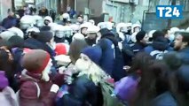 İstanbul'da 8 Mart Feminist Gece Yürüyüşü; Karaköy'de kadınlar polis bairkatlarına yüklendi