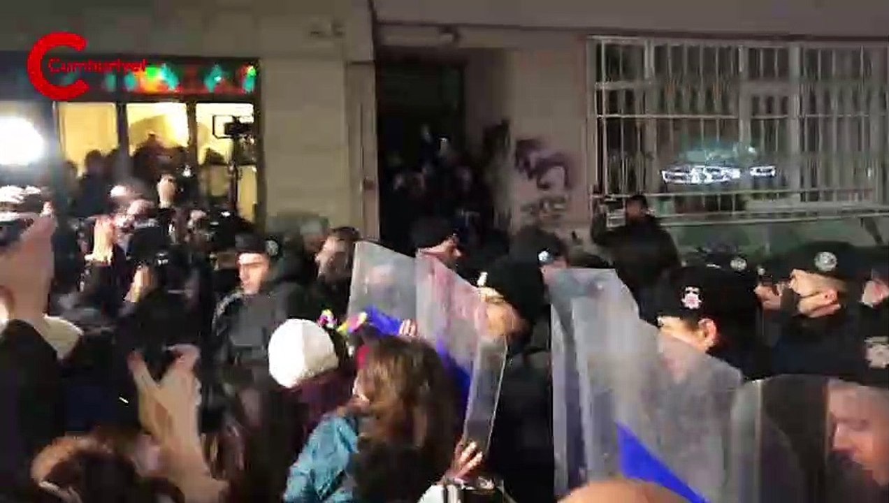 Taksim bariyerlerle kapatıldı: Polis müdahale ediyor