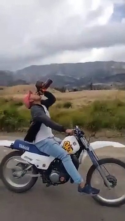 Il boit de l'alcool en conduisant sa moto et ça ne pouvait que mal finir !