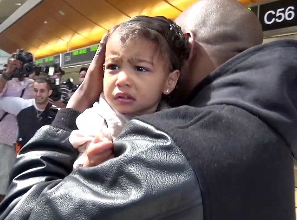 Vidéo : Kim Kardashian et Kanye West : grand départ pour l'Arménie avec l'adorable North !