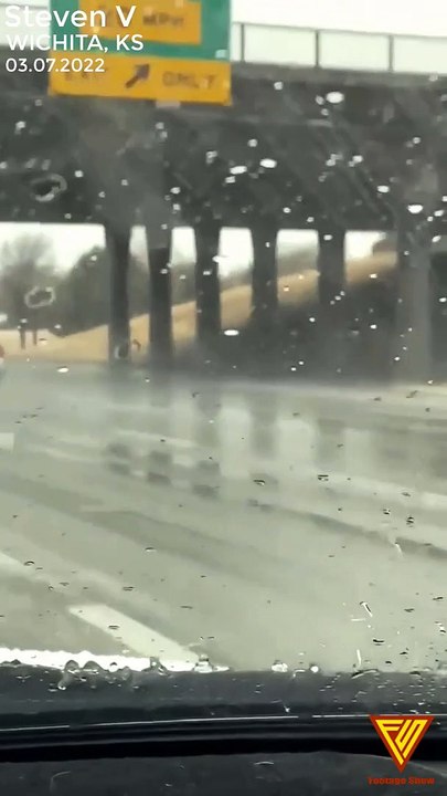Guy clears snow off rear windshield. — WICHITA, KS | Caught On Dashcam | Funny | Footage Show