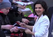 Vidéo : Juliette Binoche foule le tapis rouge à l'ouverture de la Berlinale