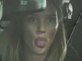 Vidéo : Rosie Huntington tire la langue aux paparazzi